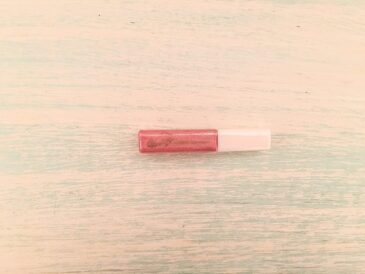 VINTAGE by Jessica Liebeskind Sparkling Lipgloss in Pink Sequin This lipgloss is going to be so gorgeous for spring! I have been really into light pink shades lately so this color is perfect to add to my collection! The best part is it is not super sticky like some glosses are! This product goes on smooth and is very comfortable to wear all day!
